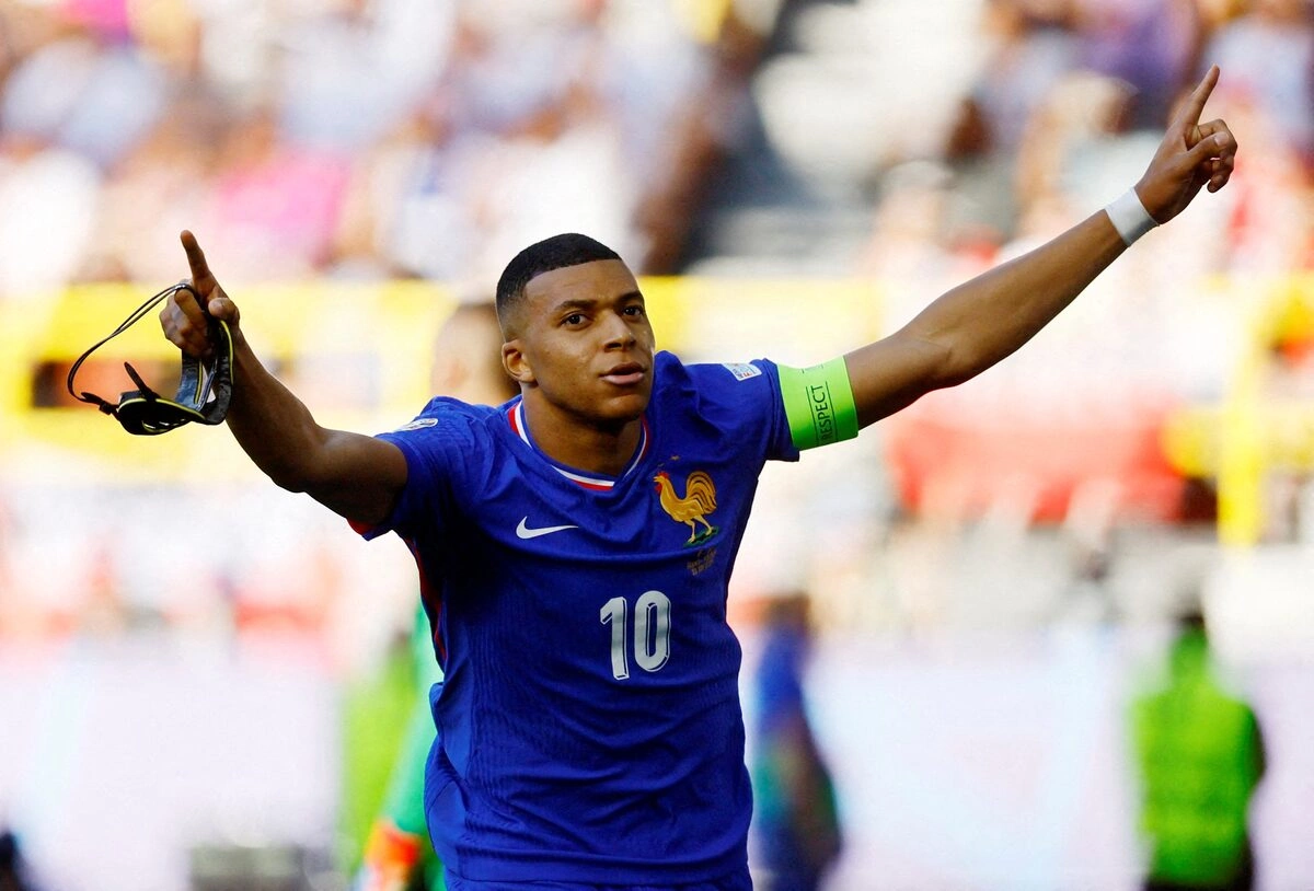 F168 baccarat và lời khuyên chính trị của Platini dành cho Mbappe - hình ảnh - f168win.vip
