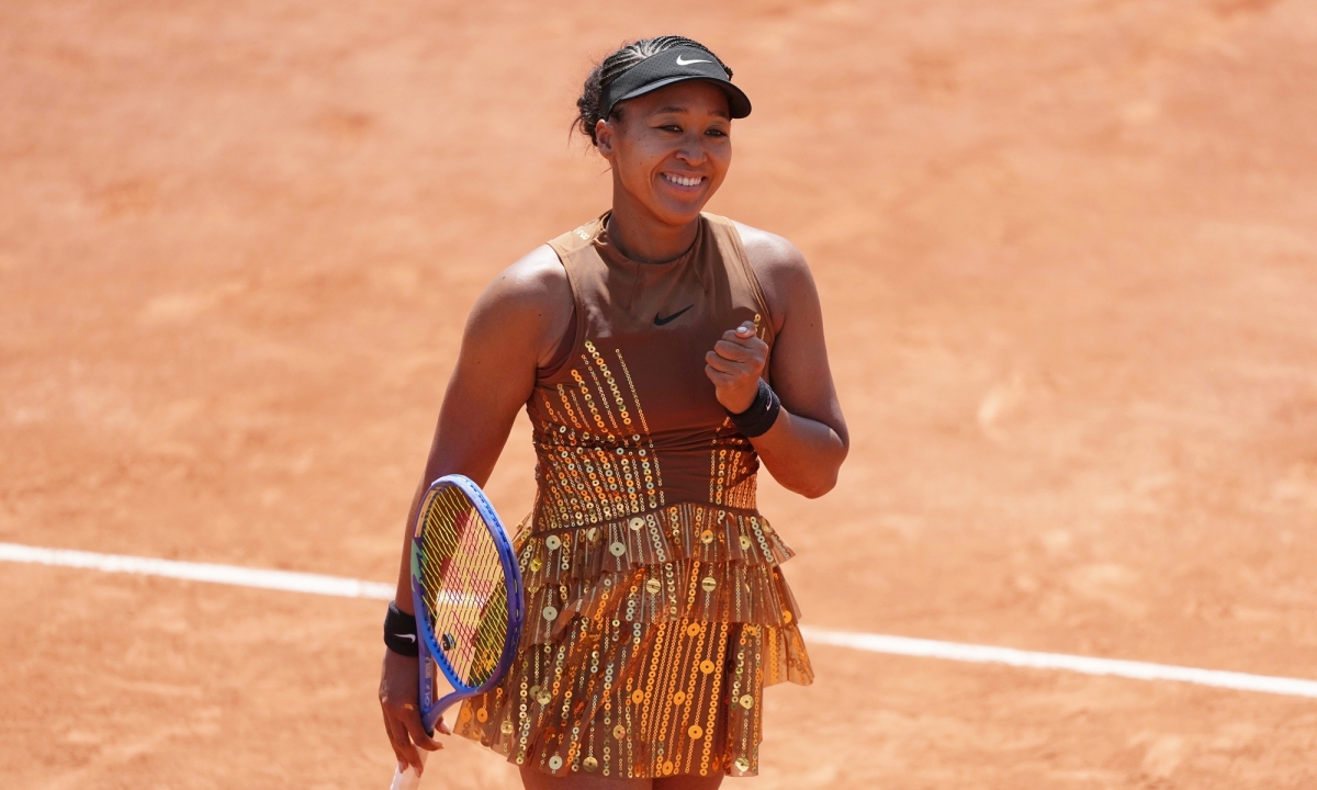 Naomi Osaka lấp lánh trên sân Roland Garros với váy sequin độc đáo - hình ảnh - f168win.vip