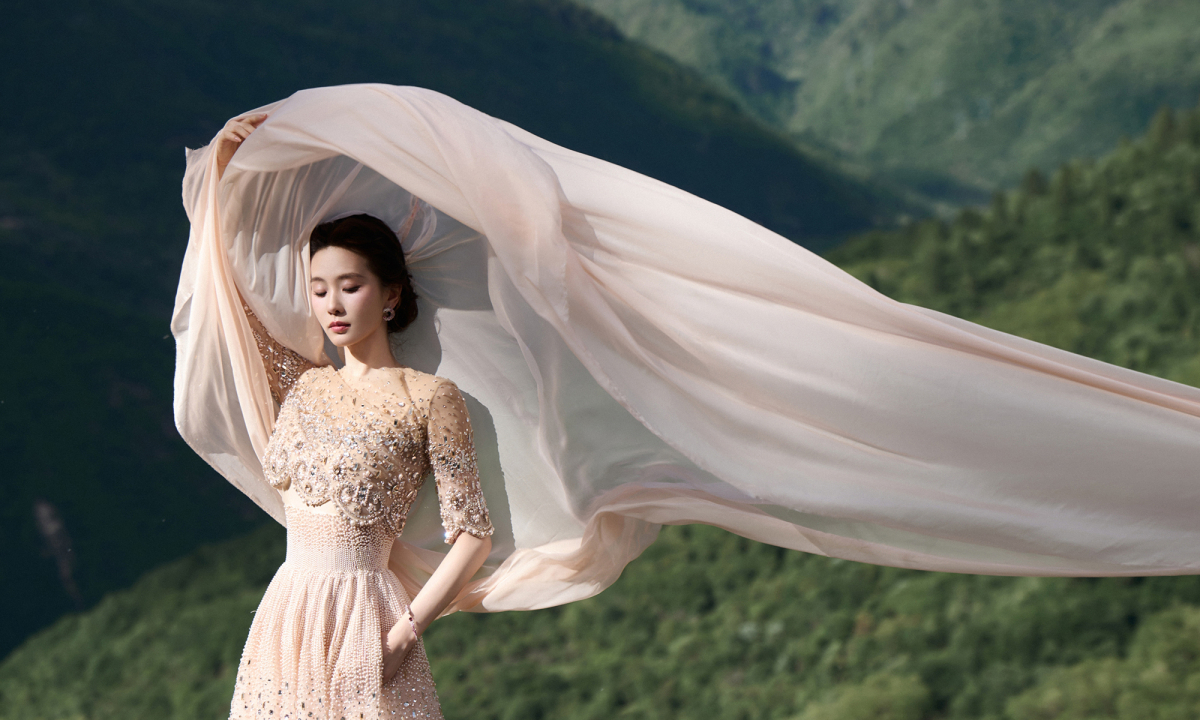 Lưu Thi Thi catwalk giữa thung lũng Cửu Trại Câu: Khoảnh khắc thanh tao giữa thiên nhiên - hình ảnh - f168win.vip