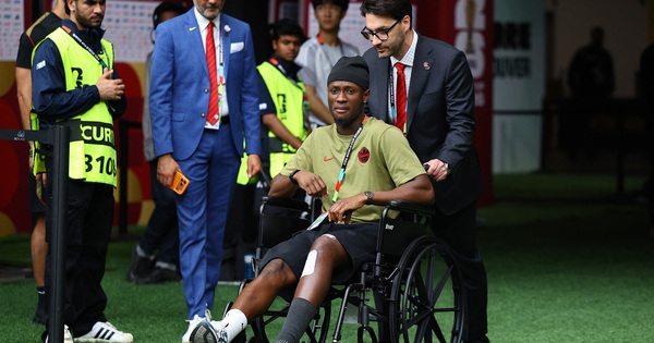 Tiền đạo Canada xuất hiện trên xe lăn sau chấn thương kinh hoàng, FIFA phạt nguội cực nặng sao Qatar - hình ảnh - f168win.vip