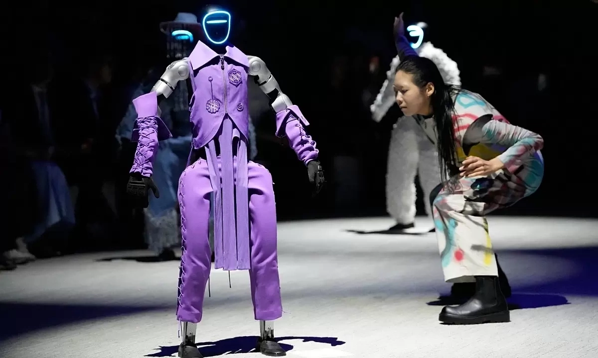 F168 chính thức: Robot sải bước catwalk cùng người mẫu – Tương lai thời trang đã đến? - hình ảnh - f168win.vip F168 chính thức: Robot sải bước catwalk cùng người mẫu – Tương lai thời trang đã đến? - hình ảnh - f168win.vip