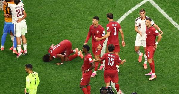 HLV Tây Ban Nha gây sốt với cái ôm Ronaldo: Dấu ấn cảm xúc trước đại chiến World Cup - hình ảnh - f168win.vip
