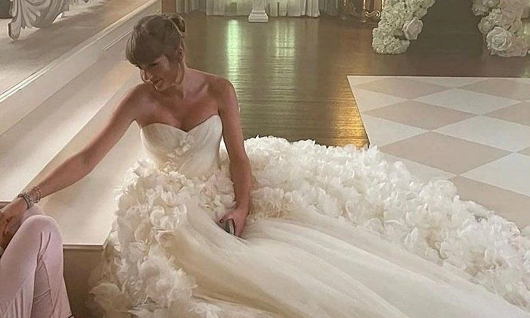 F168 cược bóng đá: Taylor Swift diện đầm Dior trong hôn lễ cùng Travis Kelce - hình ảnh - f168win.vip F168 cược bóng đá: Taylor Swift diện đầm Dior trong hôn lễ cùng Travis Kelce - hình ảnh - f168win.vip